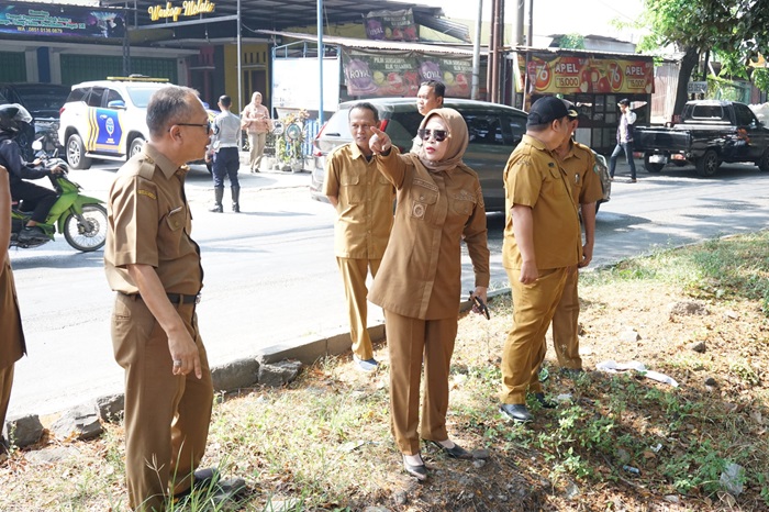 Pemkab Sidoarjo tinjau lokasi rencana betonisasi jalan di kawasan Lingkar Timur Sidoarjo, Senin (8/9/2025).