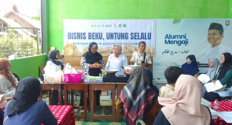 Pelatihan pembuatan aneka olahan frozen di Pondok Pesantren Mambaus Sholihin 2, Desa Sumber, Kecamatan Sanankulon, Kabupaten Blitar. (blok-a.com/Fajar)