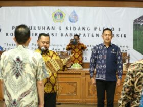 Bupati Gresik, Fandi Akhmad Yani mengukukuhkan pengurus Komisi Irigasi periode 2024-2027 dengan ketua Edy Hadisiswoyo.(ist)
