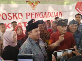 Bupati Warsubi menemui warga di posko pengaduan PBB-P2.(blok-a.com/Syahrul Wijaya)