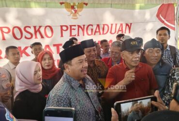 Bupati Warsubi menemui warga di posko pengaduan PBB-P2.(blok-a.com/Syahrul Wijaya)