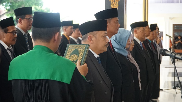 Bupati Jombang saat melantik 25 pejabat pimpinan tinggi Pratama dan pejabat administrator.(blok-a.com/Syahrul Wijaya)