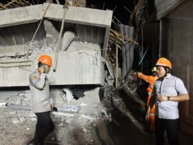Bupati Sidoarjo, Subandi saat mengunjungi lokasi ambruknya bangunan Ponpes Al Khoziny, Buduran.