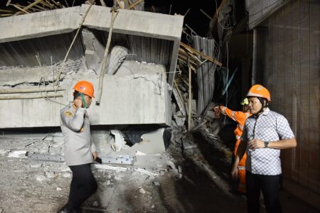 Bupati Sidoarjo, Subandi saat mengunjungi lokasi ambruknya bangunan Ponpes Al Khoziny, Buduran.