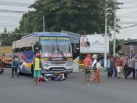Bus Sugeng Rahayu saat menabrak korban di simpang empat sekar putih.(blok-a.com/Syahrul Wijaya)