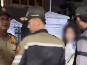 Anggota Satpol PP Kota Malang, saat mengamankan perempuan yang diduga melakukan praktik prostitusi (tangkapanlayar)