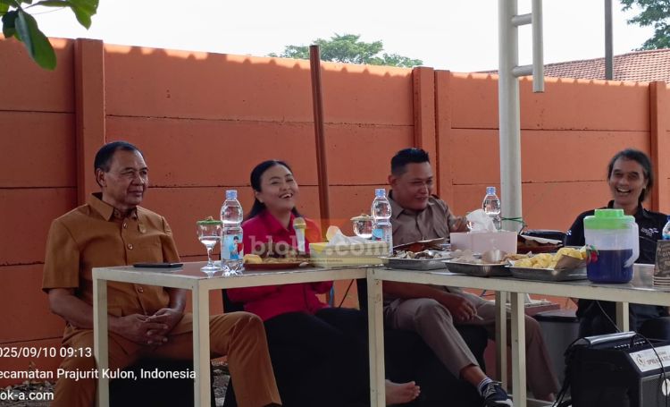Ketua DPRD didampingi Wakil Ketua DPRD Kota Mojokerto dalam acara coffee morning bersama Jurnalis Pokja.(blok-a.com/Syahrul Wijaya)