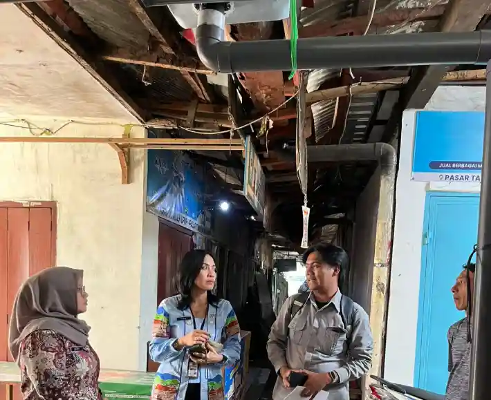 Kepala Bidang (Kabid) Perdagangan Diskopindag Kota Malang, Luh Putu Eka Wilantari saat mengunjungi salah satu pasar di Kota Malang