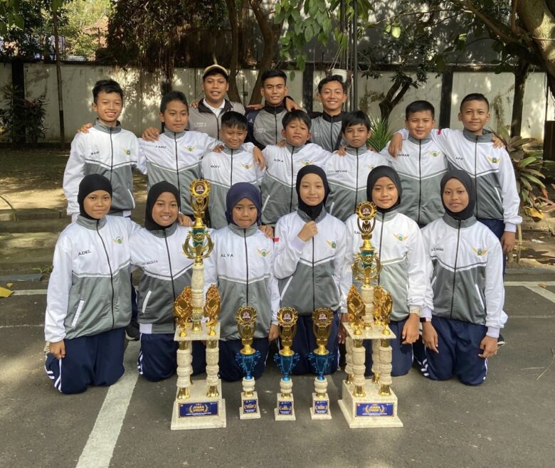Teks foto : Tim Paskibra SD NU 1 Trate Gresik (Pasdanu) Juara 1 LPBB Malang Cup, Bakorwil III Jatim.(blok-a.com/ivan)