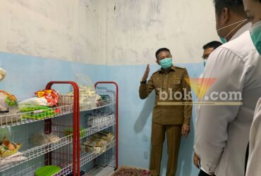 Wali Kota Malang, Wahyu Hidayat melihat langsung proses pembuatan MBG di SPPG Buring, Senin (29/9/2025) (blok-a/Bob Bimantara Leander)