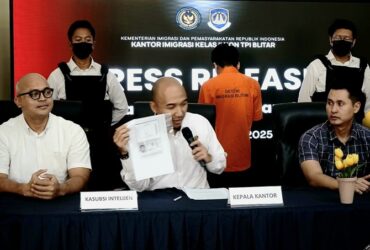 Kantor Imigrasi Kelas II Non TPI Blitar mendeportasi MHK (23), seorang WNA asal Malaysia. (blok-a.com/Fajar)