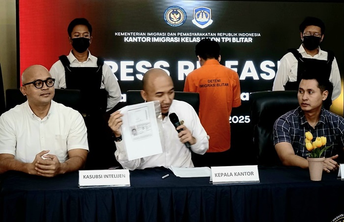Kantor Imigrasi Kelas II Non TPI Blitar mendeportasi MHK (23), seorang WNA asal Malaysia. (blok-a.com/Fajar)
