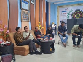 Kepala bidang pelayanan informasi dan komunikasi publik Diskominfo kota Mojokerto saat berkunjung di sekretariat PWI Mojokerto.(blok-a.com/Syahrul Wijaya)
