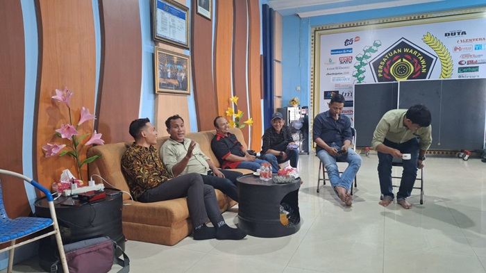 Kepala bidang pelayanan informasi dan komunikasi publik Diskominfo kota Mojokerto saat berkunjung di sekretariat PWI Mojokerto.(blok-a.com/Syahrul Wijaya)