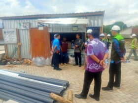Pengawas Disnakertrans Jatim bersama Kepala Disnaker dan Kadinkes saat melakukan sidak di proyek Puskesmas Panekan.