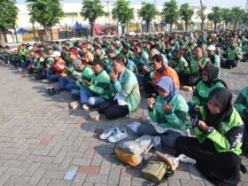 Doa bersama ojol dan Forkopimda di area parkir timur GOR Sidoarjo, Jumat (5/9/2025).