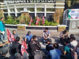 Wakil Ketua DPRD Banyuwangi, Michael Edy Hariyanto (berkopiah) saat menemui mahasiswa unjuk rasa, Selasa (2/9/2025).(Istimewa)
