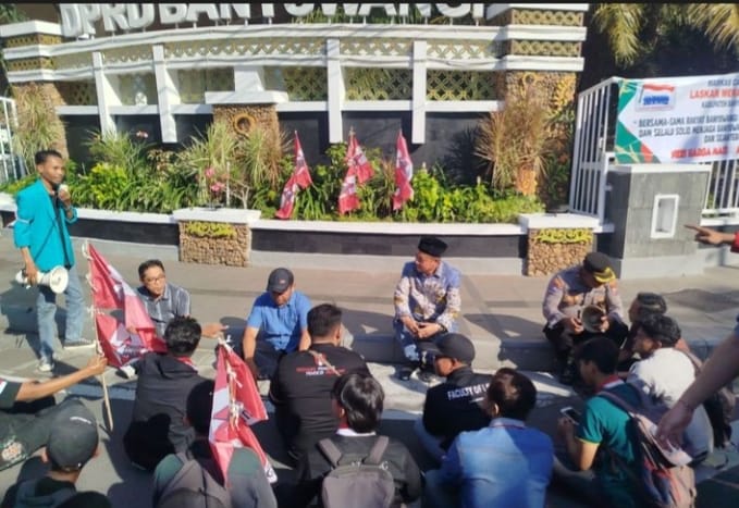 Wakil Ketua DPRD Banyuwangi, Michael Edy Hariyanto (berkopiah) saat menemui mahasiswa unjuk rasa, Selasa (2/9/2025).(Istimewa)