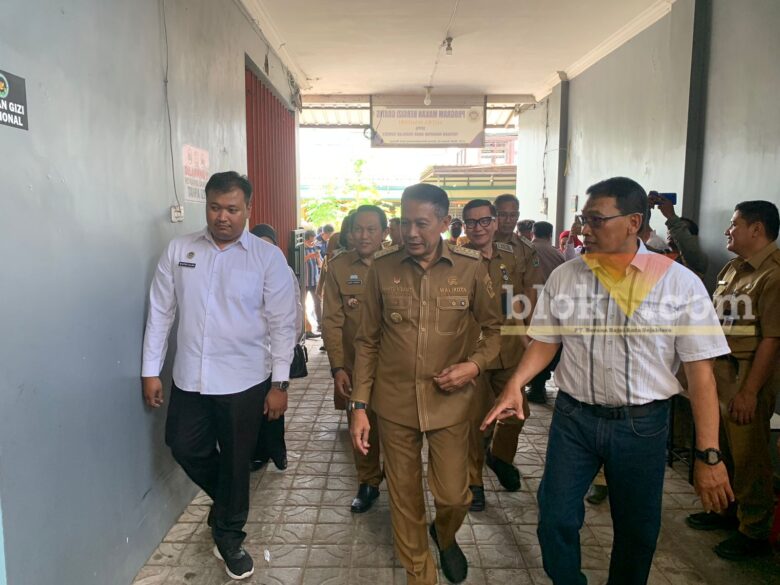 Wali Kota Malang, Wahyu Hidayat saat mengunjungi SPPG atau Dapur MBG di Kelurahan Buring, Senin (29/9/2025) (blok-a/Bob Bimantara Leander)