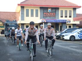 Teks: Kasatlantas Polres Mojokerto kota AKP Galih Yasir Mubarok ikut gowes bareng dalam rangka memperingati HUT Lalu Lintas Bhayangkara ke -70.(blok-a.com/Syahrul Wijaya)