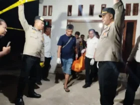 Evakuasi jenazah usai olah TKP oleh Inafis Polres Ponorogo di rumah pasutri korban di Dukuh Sedandang, Desa Pomahan, Kecamatan Pulung, Ponorogo, Senin (22/9/2025). (Foto: Prastyo/Antara)
