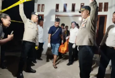 Evakuasi jenazah usai olah TKP oleh Inafis Polres Ponorogo di rumah pasutri korban di Dukuh Sedandang, Desa Pomahan, Kecamatan Pulung, Ponorogo, Senin (22/9/2025). (Foto: Prastyo/Antara)
