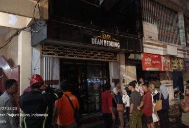 Teks: Ruko dua lantai di jalan Pahlawan kota Mojokerto usai api berhasil dipadamkan.(blok-a.com/Syahrul Wijaya)