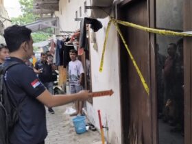 Olah TKP kasus Mutilasi di kos Lidah Wetan, Lakarsantri, Surabaya.(blok-a.com/Syahrul Wijaya)