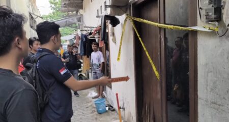 Olah TKP kasus Mutilasi di kos Lidah Wetan, Lakarsantri, Surabaya.(blok-a.com/Syahrul Wijaya)