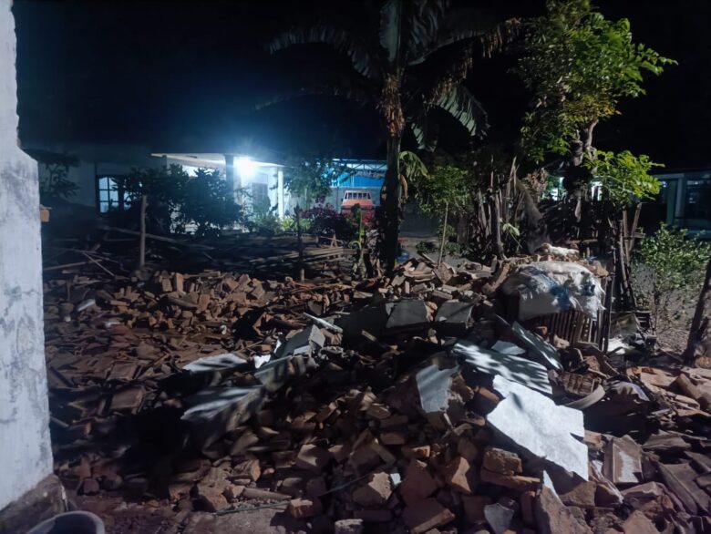 Imbas gempa bermagnitudo 5,7 di Wongsorejo, Banyuwangi, beberapa rumah warga rata dengan tanah, Kamis (25/9/2025).(dok Polsek Wongsorejo)