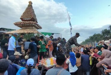 Gunungan tahu dalam acara grebeg tahu tradisi maulid nabi Muhammad di Sumbermulyo, Jogoroto, Jombang.(blok-a.com/Syahrul Wijaya)