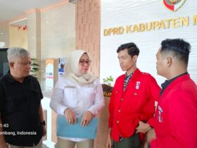 Mahasiswa yang tergabung dalam GMNI usai audiensi di kantor DPRD Kabupaten Mojokerto.(Blok-a.com/Syahrul Wijaya)