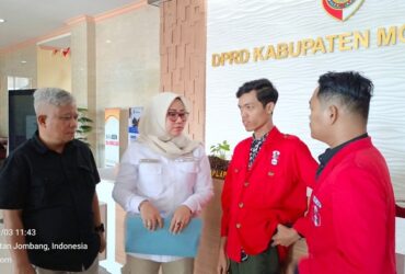Mahasiswa yang tergabung dalam GMNI usai audiensi di kantor DPRD Kabupaten Mojokerto.(Blok-a.com/Syahrul Wijaya)