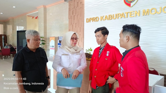 Mahasiswa yang tergabung dalam GMNI usai audiensi di kantor DPRD Kabupaten Mojokerto.(Blok-a.com/Syahrul Wijaya)