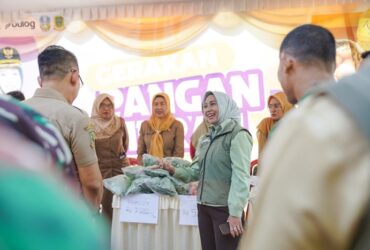 Wali kota Mojokerto Ika Puspita Sari saat mengunjungi gerakan pangan murah di Prajuritkulon.(blok-a.com/Syahrul Wijaya)