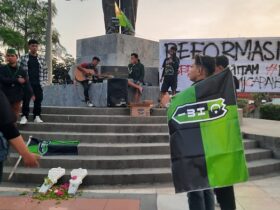 HMI Cabang Blitar mengadakan Panggung Bebas Ekspresi dengan tema "September Hitam dan Gugatan 17+8" di Patung Bung Karno pertigaan Herlingga Kota Blitar. (blok-a.com/Fajar)