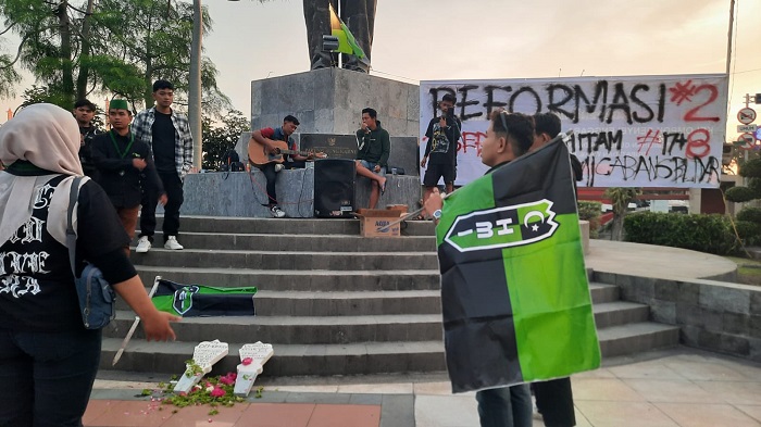 HMI Cabang Blitar mengadakan Panggung Bebas Ekspresi dengan tema "September Hitam dan Gugatan 17+8" di Patung Bung Karno pertigaan Herlingga Kota Blitar. (blok-a.com/Fajar)