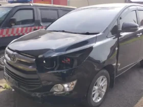 Barang bukti mobil Inova yang melarikan diri setelah tabrak dua pemuda di Mojokerto berhasil diamankan Polisi.(blok-a.com/Syahrul Wijaya)