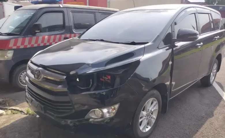 Barang bukti mobil Inova yang melarikan diri setelah tabrak dua pemuda di Mojokerto berhasil diamankan Polisi.(blok-a.com/Syahrul Wijaya)