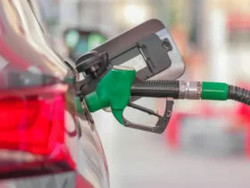 Ilustrasi: mengisi bahan bakar mobil di SPBU