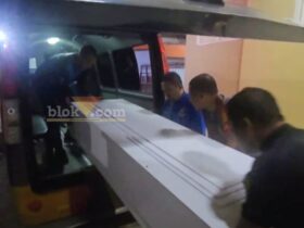 Jenazah korban mutilasi yang dimasukkan kedalam peti saat akan dipulangkan ke Lamongan.(blok-a.com/Syahrul Wijaya)