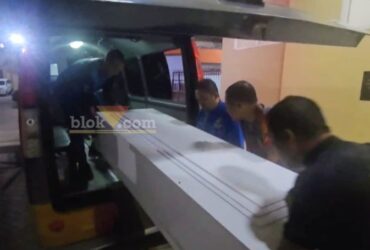 Jenazah korban mutilasi yang dimasukkan kedalam peti saat akan dipulangkan ke Lamongan.(blok-a.com/Syahrul Wijaya)