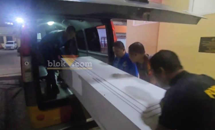 Jenazah korban mutilasi yang dimasukkan kedalam peti saat akan dipulangkan ke Lamongan.(blok-a.com/Syahrul Wijaya)