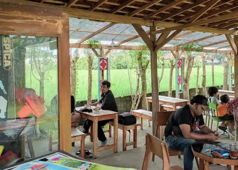 Salah satu kafe dikelilingi panorama alam di Kediri (foto: @tilik_sawah/instagram)
