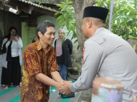 Kapolres Mojokerto beserta pejabat utama Polres saat takziah di rumah korban mutilasi.(dokumen Humas Polres)