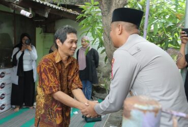 Kapolres Mojokerto beserta pejabat utama Polres saat takziah di rumah korban mutilasi.(dokumen Humas Polres)