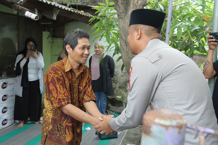 Kapolres Mojokerto beserta pejabat utama Polres saat takziah di rumah korban mutilasi.(dokumen Humas Polres)