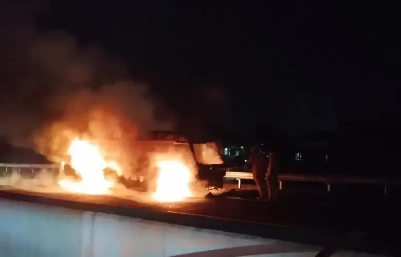 Kebakaran yang terjadi di Exit Tol Singosari pada Jumat (26/9/2025) sore (foto: damkarkabupatenmalang)