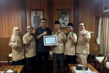 Ketua DPRD Banyuwangi I Made Cahyana Negara saat mendapat penghargaan sebagai tokoh peduli nilai semangat 45 dari DHC Badan Pembudayaan Kejuangan 45 Banyuwangi, Senin (29/9/2025).(Istimewa)