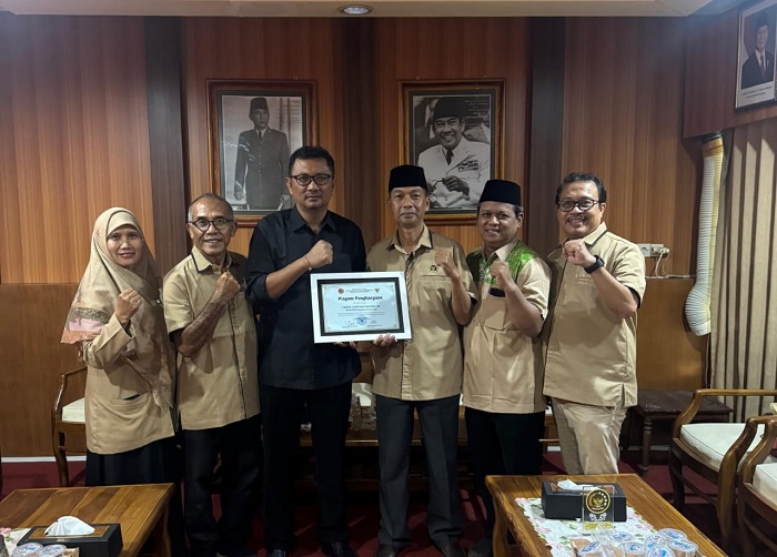 Ketua DPRD Banyuwangi I Made Cahyana Negara saat mendapat penghargaan sebagai tokoh peduli nilai semangat 45 dari DHC Badan Pembudayaan Kejuangan 45 Banyuwangi, Senin (29/9/2025).(Istimewa)